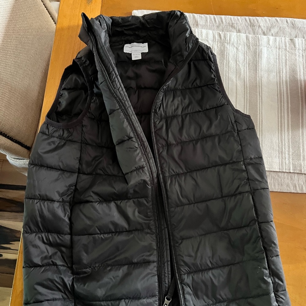 Amazon Essentials Dark Puffer Vest
